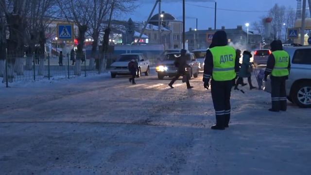В утренние часы сотрудники ГИБДД контролируют дорожное движение вблизи школ смотреть онлайн