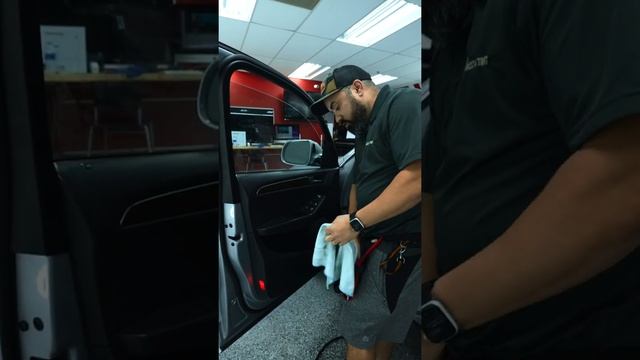 Best Way To Clean Windows Before Applying Window Tint (Spanish) смотреть онлайн