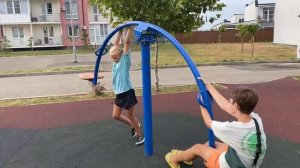 ВЛОГ АЛИСА ВСТРЕТИЛАСЬ с другом на детской площадке ! Мы в Немецкой деревне! Попали под дождик!