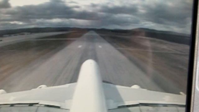 Plane Landing After Catastrophic Engine Failure || ViralHog смотреть онлайн