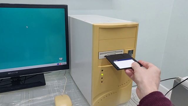 Look. RETRO PC 1995 year / 32 Mb RAM / WINDOWS 98 / Floppy Disk 1.44 Mb / Word 97 смотреть онлайн
