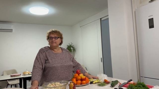 ДЕНЬ РОЖДЕНИЯ ТЕЩИ У НАС ДОМА ЗАСТОЛЬЕ / ПРИГОТОВИЛИ МНОГО ЕДЫ \ ПОДАРКИ И ПОЗДРАВЛЕНИЯ ВЛО смотреть онлайн