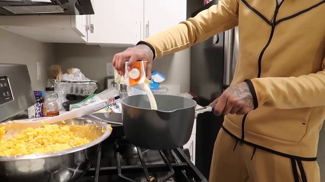 HOW To Make The BEST Old School Baked Southern Mac N Cheese! смотреть онлайн