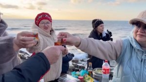 ВЛОГ Наш НОВЫЙ ГОД 2024 !!! С друзьями ЕДЕМ НА МОРЕ ! New year 2024 in Russia