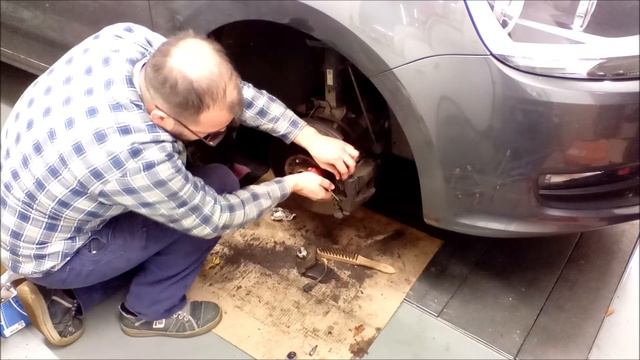Bremsen wechseln VW Sharan 7N - Bremsscheiben + Beläge | Audi Seat Skoda смотреть онлайн
