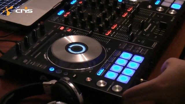 Pioneer DDJ-SX with SERATO DJ on MacBook Pro смотреть онлайн