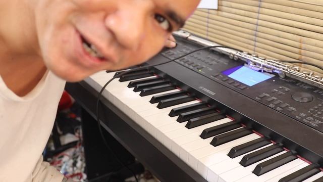 Menggunakan Keyboard untuk input Midi di Garageband for iOS смотреть онлайн