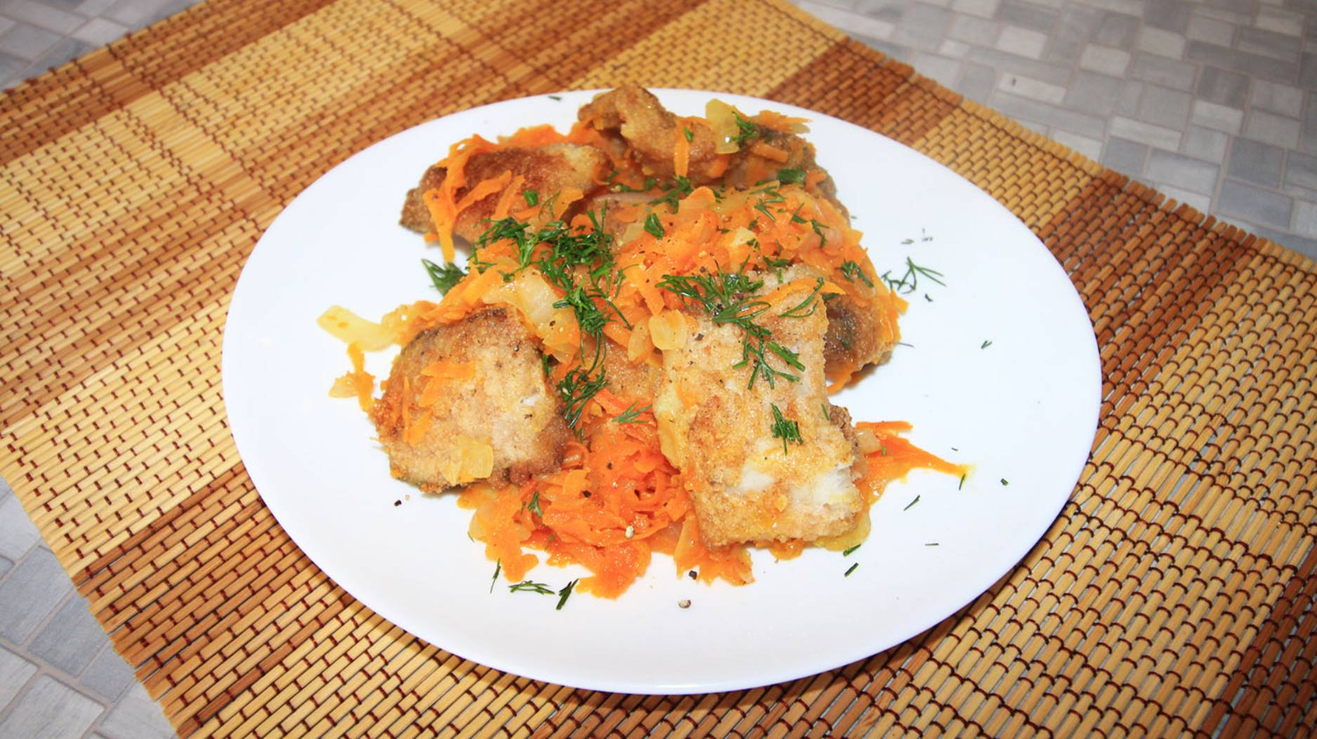 Минтай с морковью и луком смотреть онлайн