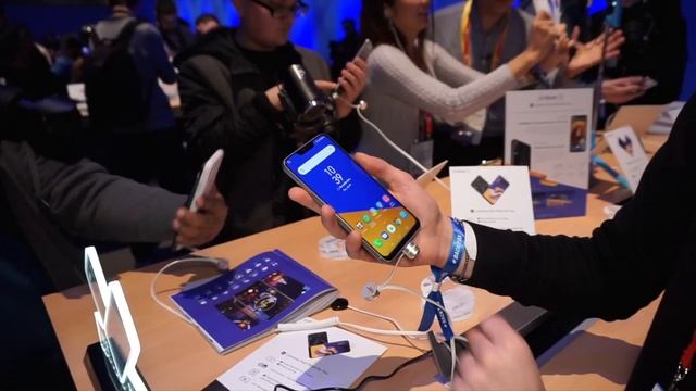 ASUS ZenFone 5 e ZenFone 5Z: NOTCH come iPhone X e DISPLAY All-screen - MWC 2018 смотреть онлайн