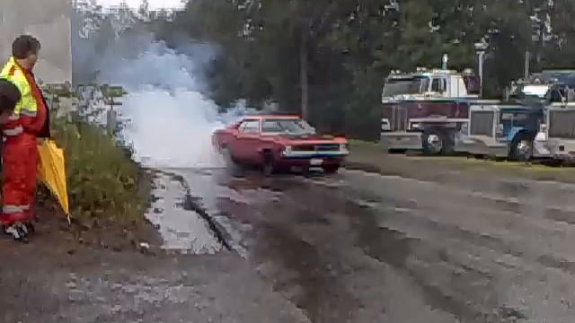 1956 Chevrolet Delivery and 1971 Dodge Demon Burnout! смотреть онлайн