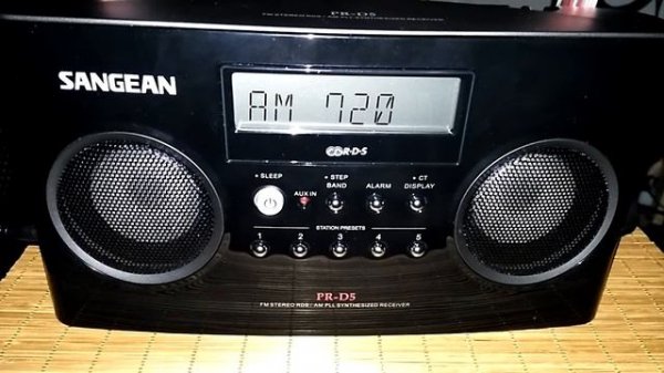 Sangean PR-D5 - AM/MW DX of WGN Radio @ 720 kHz from Chicago, Illinois, USA