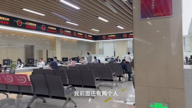 阿芝拿着七千块医院结算清单去报销，得知可以领128天的生育津贴 смотреть онлайн
