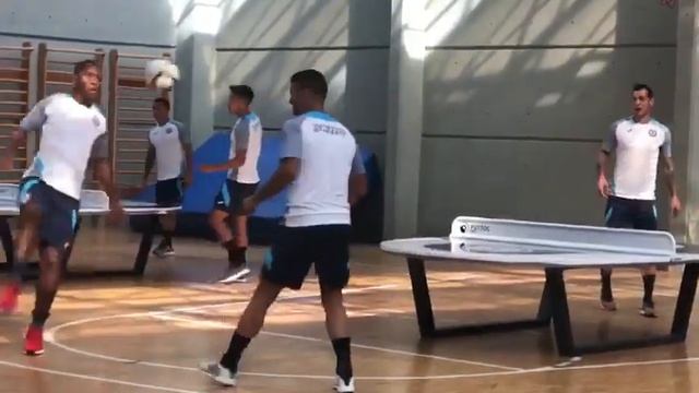 Bryan Ángulo ya entrena con el equipo смотреть онлайн