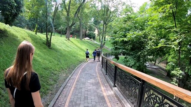 Київ 🍧 Що нового у місті? Марія приїхала в гості, прогулянка по Києву, реберня та морозиво! ВЛОГ смотреть онлайн