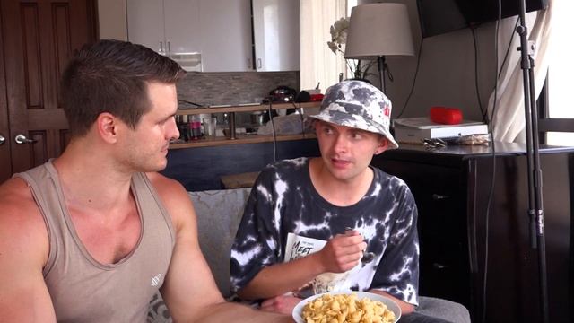 KRAFT RELEASED VEGAN MAC 'N CHEESE & WE TRIED IT! смотреть онлайн