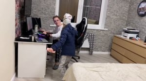 ВЛОГ Шарики ЛЕТАЮТ в нашей квартире! Лёва подарил Алисе маску АНОНИМУСА! Остались ночевать в городе