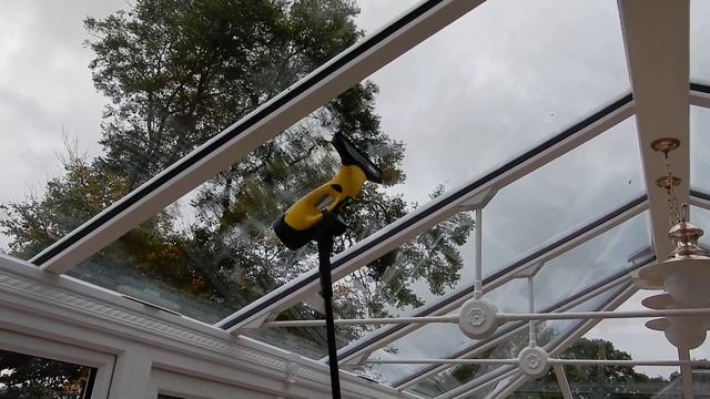 Washing the Conservatory Roof - Karcher WV5 Premium Window Vac смотреть онлайн