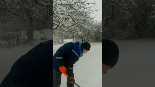 Чистка снега - лучший способ согреться зимой! #снег#деревня#хутор#зима#мороз#лопата смотреть онлайн