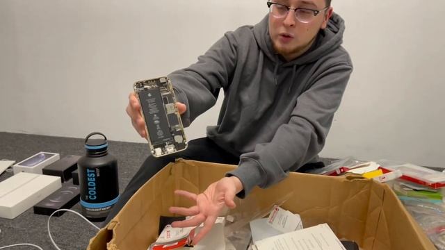We Went Dumpster Diving At The Apple Store & Found This Huge Box.... смотреть онлайн