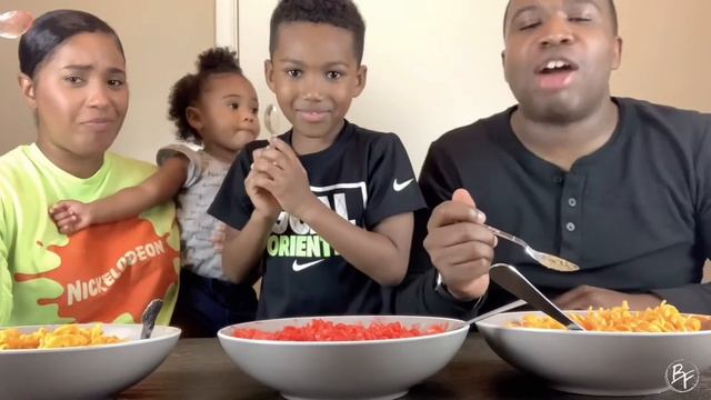 NEW Cheetos MAC N CHEESE| CHEETO LOVERS TASTE TEST| (FLAMIN’ HOT, JALAPEÑO, CHEESY) смотреть онлайн