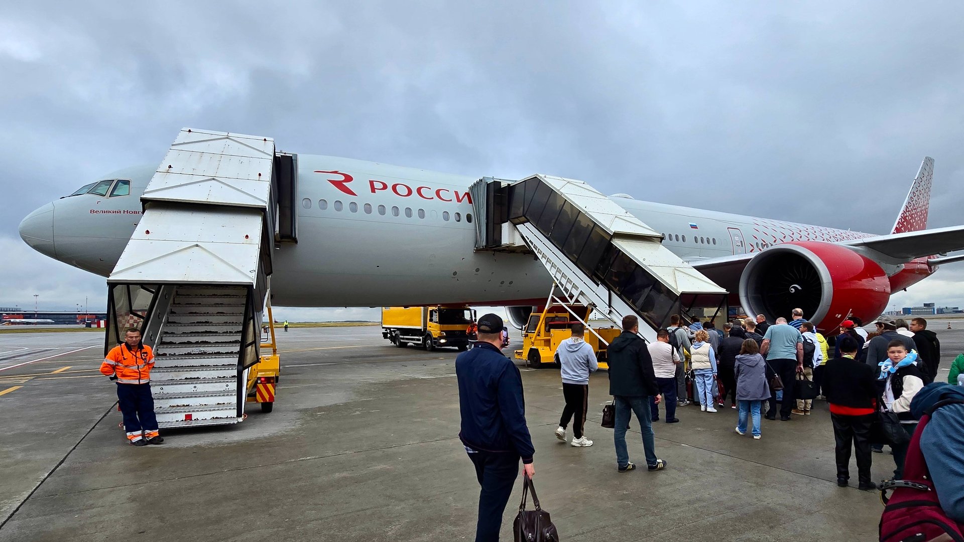 SSJ100 и Boeing 777-300ER а/к Россия | Рейс Санкт-Петербург — Москва — Владивосток смотреть онлайн