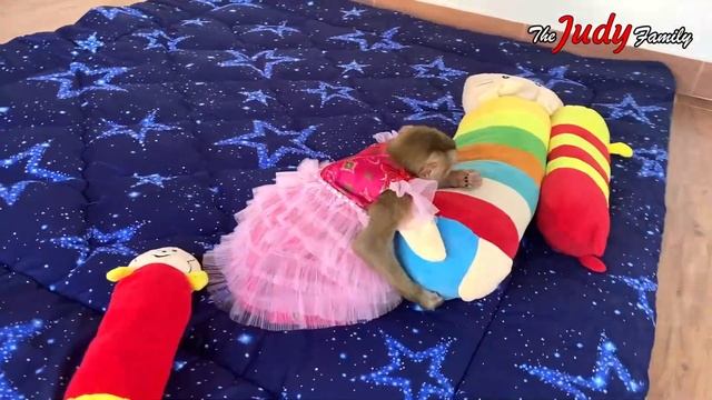 Among The 3, This Is Judee's Most Fav Robe смотреть онлайн