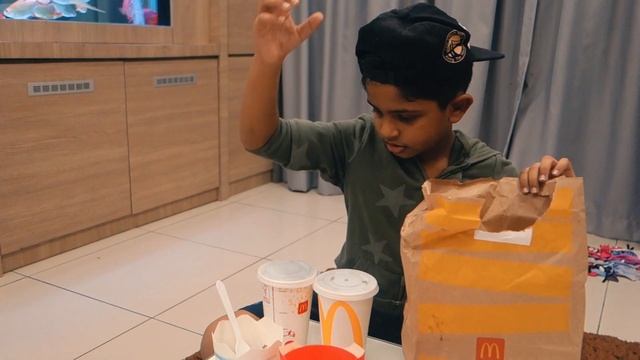 Mcdonald food review by little boy Maco #Mcdonald#foodpanda#foodreview#famous#kidsvideo#MacoRocksta смотреть онлайн