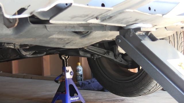 How to Lift a Car onto Jack Stands - Explained смотреть онлайн
