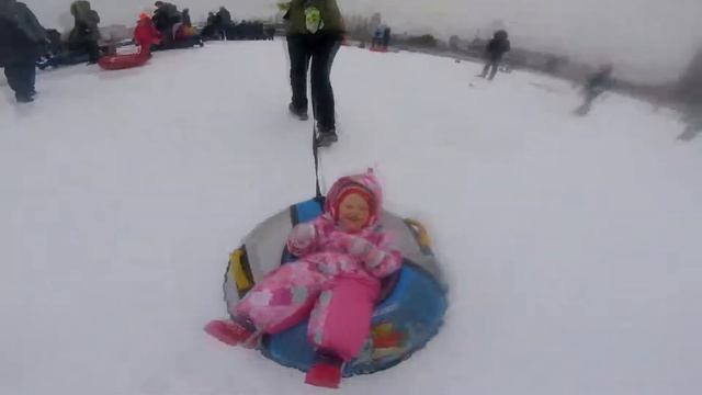 катаемся с горки на ватрушке смотреть онлайн