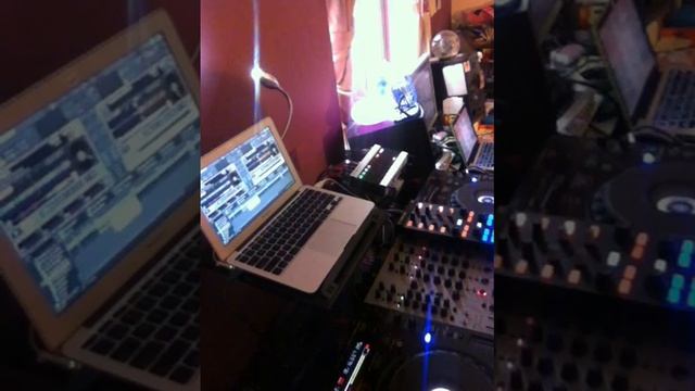 TRAKTOR SCRATCH PRO2 Audio 10 testing in Macbook Air смотреть онлайн