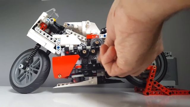 Lego Technic MotoGP Bike смотреть онлайн