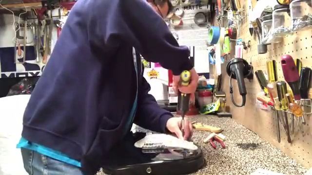 Squier strat project, dismantling a strat in less than 10 minutes, prepping for sanding, new neck смотреть онлайн