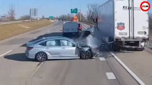 ЖЕСТЬ!!! Сумасшедшие аварии и ДТП снятые за секунду до катастрофы! 100% отсутствие реакции.