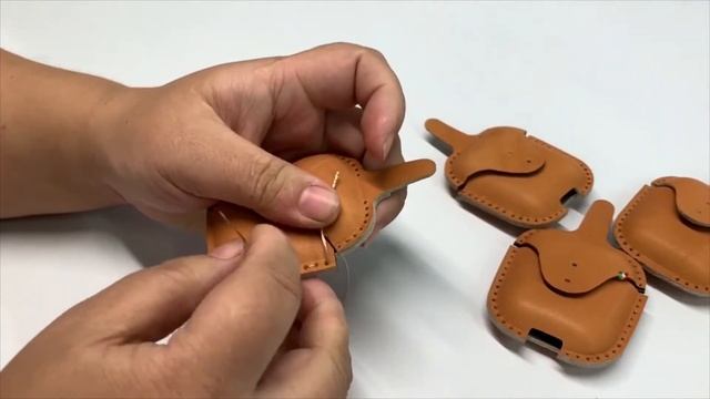 Cozistyle AirPods Leather Case смотреть онлайн