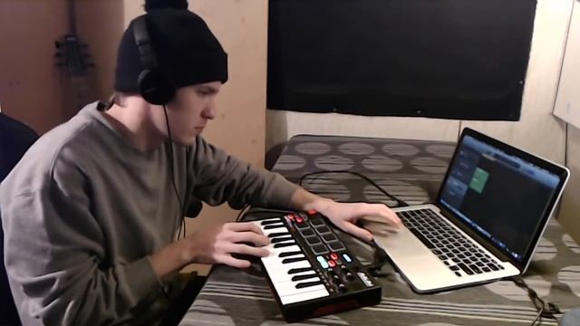 Looping with AKAI MPK Mini Play [Garageband] смотреть онлайн