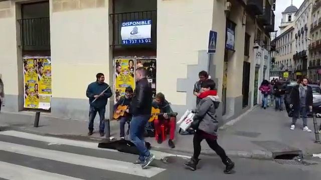 Músicos Callejeros tocan swing! смотреть онлайн