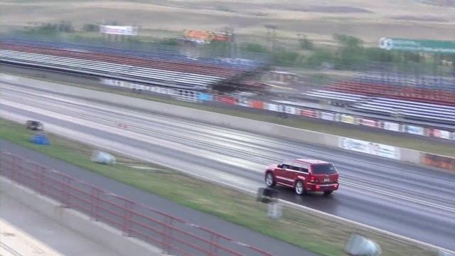 Jeep Grand Cherokee SRT8 vs Chrysler 300 SRT8 смотреть онлайн