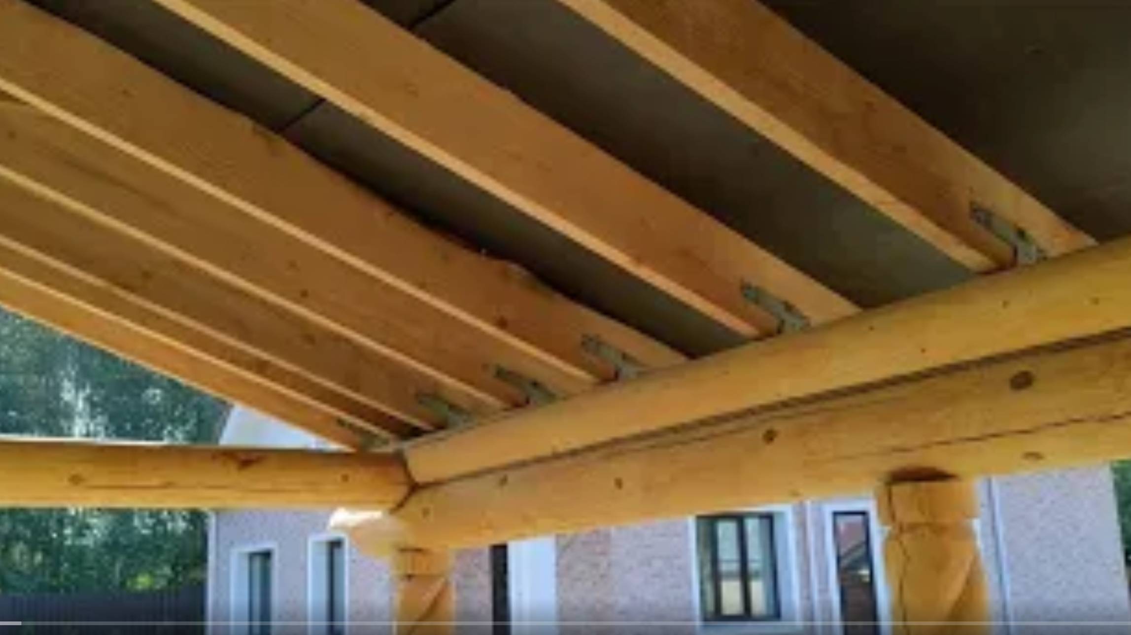 Стропила на скользящих элементах. Как врезать стропила в сруб. Крыша сруба на скользящих стропилах. смотреть онлайн