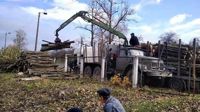 #маніпулятор ЗІЛ-131 на розгрузці дров.... (дизель) смотреть онлайн