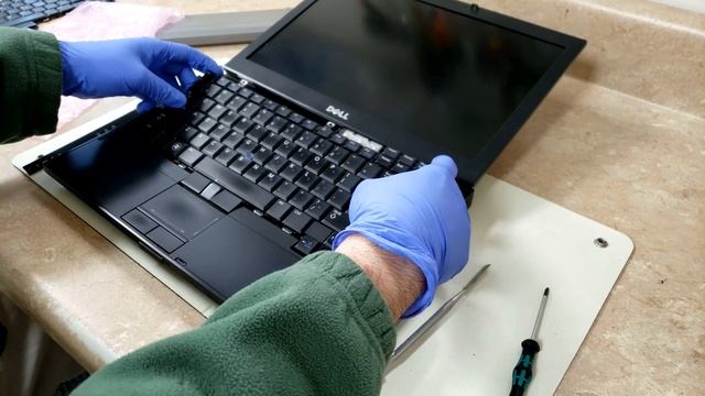 How to replace keyboard on Dell Latitude E6410. 4K UHD смотреть онлайн