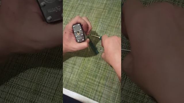 Клёпаный навесной замок Schlos , открытие. смотреть онлайн