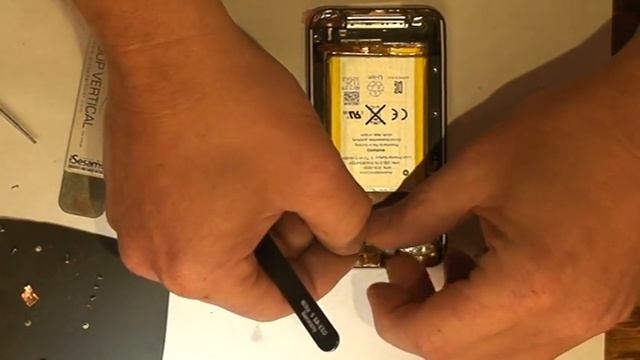 iPod Touch 4th Generation Screen LCD & Power / Volume Button Flex Replacement смотреть онлайн