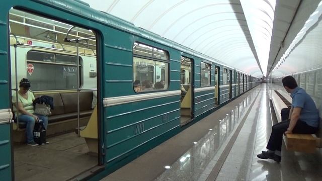 Московский Метрополитен 81-717/714 серии 2517 и 0568 на станции Достоевская смотреть онлайн