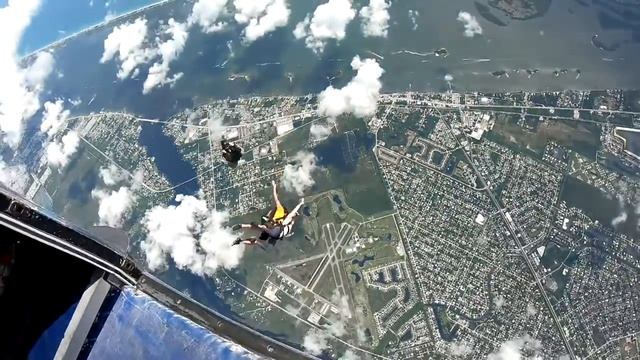 Skydive Sebastian - Bea's Skydive смотреть онлайн