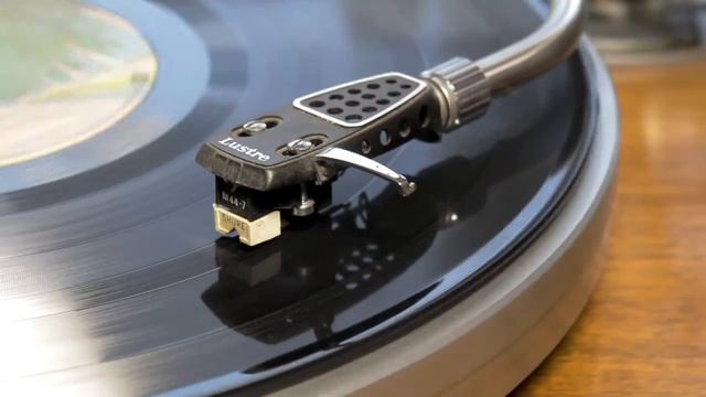Playing an LP Vinyl Record - Fleetwood Mac - Never Going Back Again смотреть онлайн