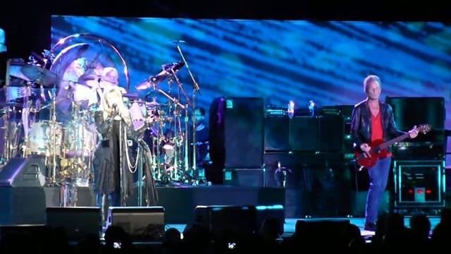 FLEETWOOD MAC - Dreams (Live in Paris FR - Oct 17, 2009) смотреть онлайн