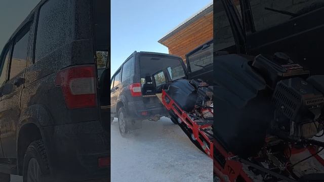 Загрузка мотособаки Тофалар 500 в багажник УАЗ Патриот.