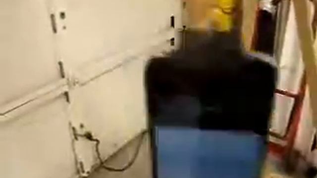 Apple iPhone 4 - 4S jumping or hanging on a Bungee cord смотреть онлайн