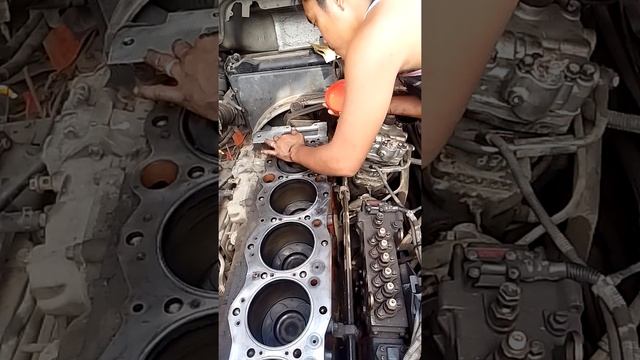 Isuzu 6WF1 top overhaul muna Tayo mga boss 😁 смотреть онлайн