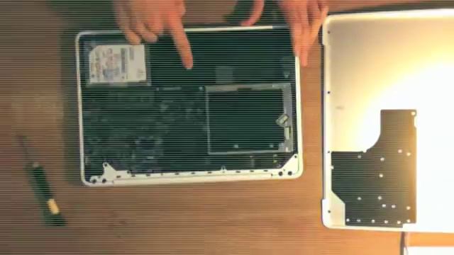 Removing and Replacing Macbook RAM смотреть онлайн